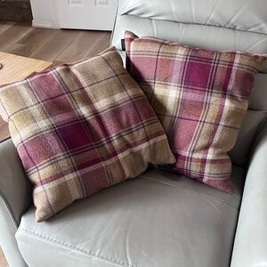 Set of 2 Throw Pillows in Pink and Tan